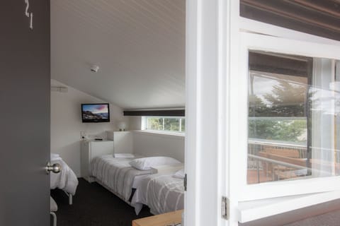 Motel room 4 share 1 Double & 2 Single Beds Standard | Free WiFi, bed sheets