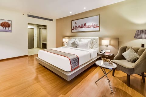 Club Room, 1 King Bed, Smoking | In-room safe, desk, laptop workspace, iron/ironing board