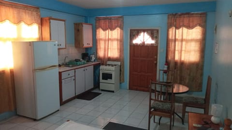 Traditional Studio Suite, 2 Double Beds, Mountain View | Private kitchen | Toaster, dining tables