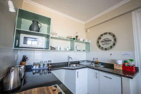 Deluxe Suite 2 | Private kitchenette | Microwave, coffee/tea maker, electric kettle, toaster