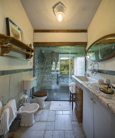 Junior Suite | Bathroom | Free toiletries, hair dryer, slippers, bidet