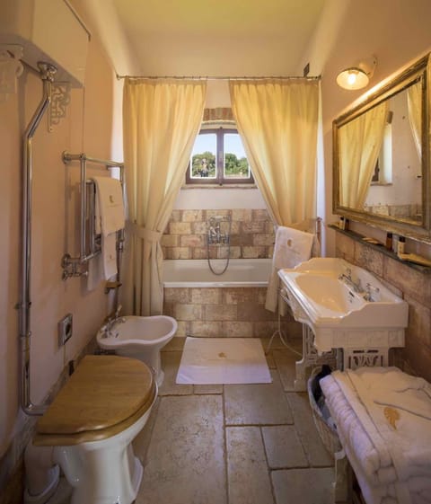 Suite | Bathroom | Free toiletries, hair dryer, slippers, bidet