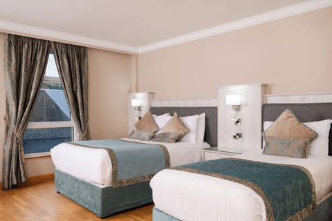 Classic Twin Room | In-room safe, desk, iron/ironing board, free WiFi
