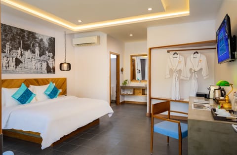 Cabana Pool Access | Egyptian cotton sheets, premium bedding, minibar, in-room safe
