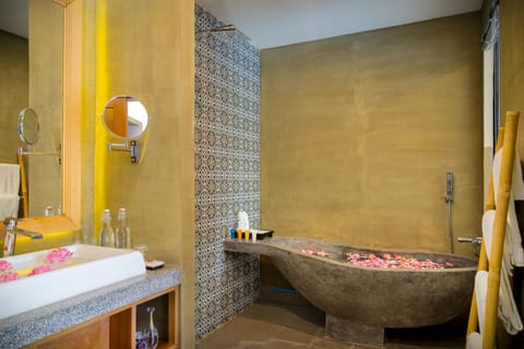 Cabana Suite Pool Access | Bathroom | Free toiletries, hair dryer, slippers, bidet