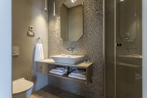 Deluxe Room, Balcony, Sea View | Bathroom | Shower, free toiletries, hair dryer, towels