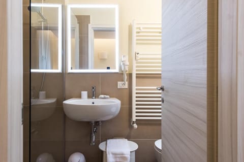 Standard Double Room, Private Bathroom | Bathroom | Shower, hair dryer, bidet, towels