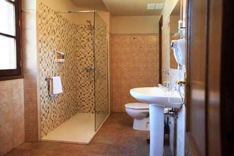 Superior Double or Twin Room | Bathroom | Hair dryer, towels, soap, shampoo