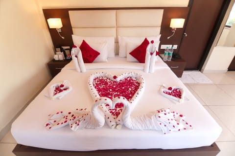 Honeymoon Suite, 1 King Bed | Desk, laptop workspace, iron/ironing board, free WiFi