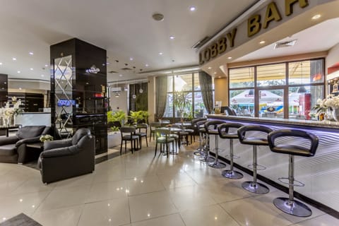 2 bars/lounges, lobby lounge