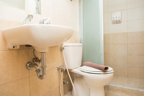 Bathroom | Shower, free toiletries, bidet, towels