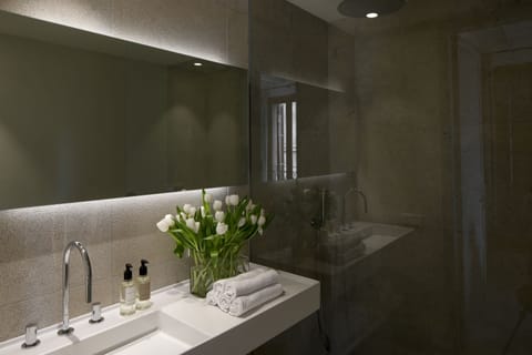Suite | Bathroom | Shower, free toiletries, hair dryer, bidet