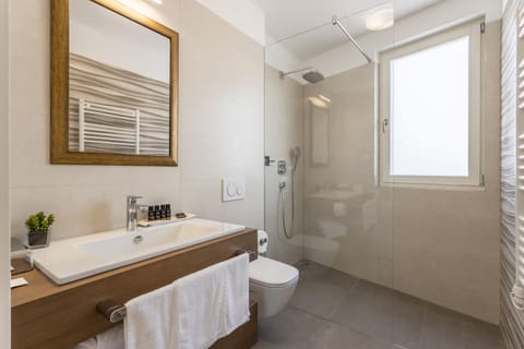 Deluxe Double or Twin Room | Bathroom | Designer toiletries, hair dryer, bathrobes, slippers