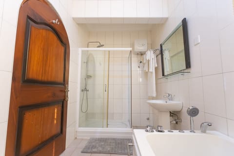 Executive Room | Bathroom | Free toiletries, towels