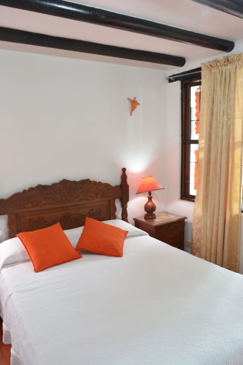 Romantic Room, 1 Queen Bed, Courtyard View | Free WiFi