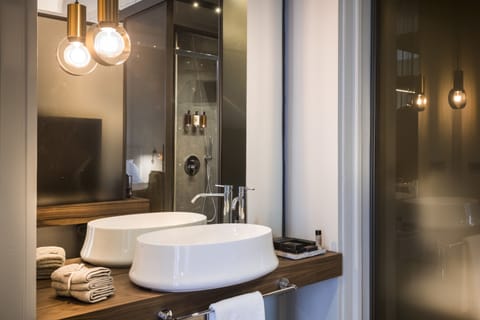 Junior Studio Suite, Balcony, City View | Bathroom | Shower, rainfall showerhead, designer toiletries, hair dryer