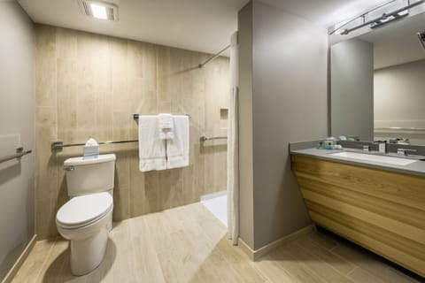 Lodge King Wheelchair Accessible | Bathroom amenities | Combined shower/tub, free toiletries, hair dryer, towels