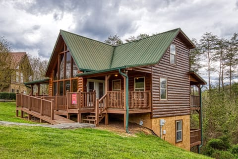 Pigeon Forge Log Cabin "Amazing Grace" - Ramped entry decks