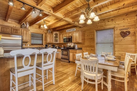 Smoky Mountain Log Cabin "Amazing Grace" - Dining area and kitchen