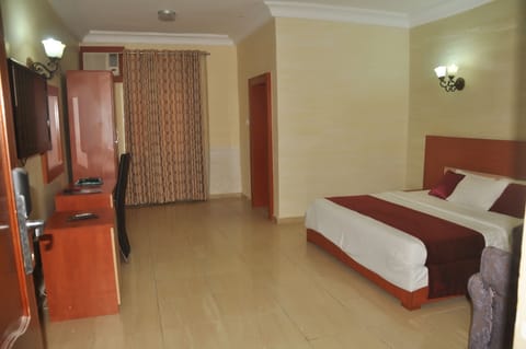 Executive Room, 1 King Bed, City View | Premium bedding, desk, iron/ironing board, free WiFi