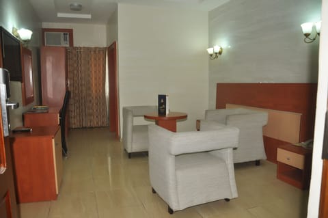 Executive Room, 1 King Bed, City View | Premium bedding, desk, iron/ironing board, free WiFi