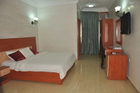 Deluxe Room, 1 King Bed, City View | Premium bedding, desk, iron/ironing board, free WiFi