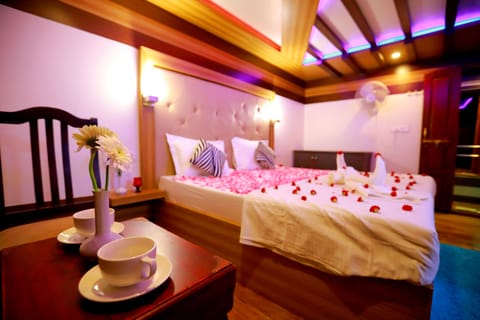 HoneyMoon Suite  | 1 bedroom, bed sheets