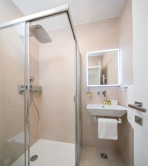 Studio | Bathroom | Shower, rainfall showerhead, free toiletries, hair dryer