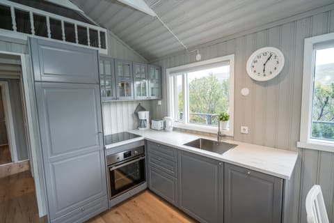 Holiday cottage | Private kitchen | Fridge, oven, stovetop, coffee/tea maker