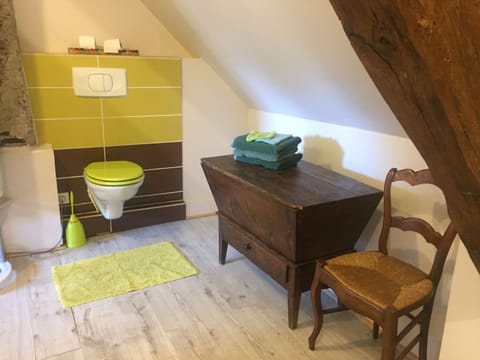 Family Suite (Geroges Sand) | Bathroom amenities | Shower, free toiletries, hair dryer, towels