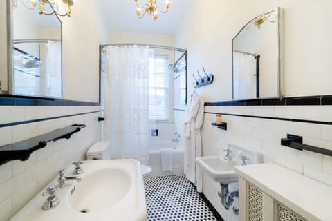 The Martha Washington Room | Bathroom | Towels