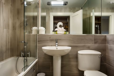 Triple Room | Bathroom | Combined shower/tub, free toiletries, hair dryer, towels