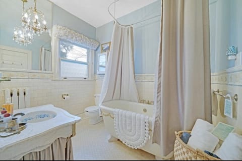 Countess Stephanie  | Bathroom | Designer toiletries, hair dryer, bathrobes, towels