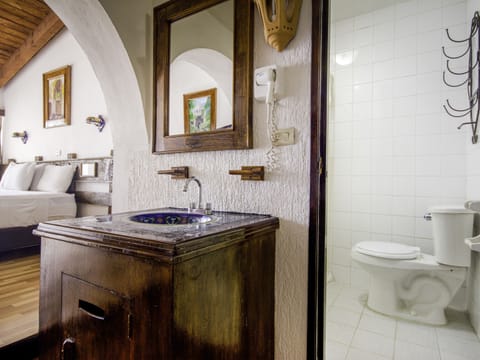 Superior Room | Bathroom | Shower, free toiletries, hair dryer, towels