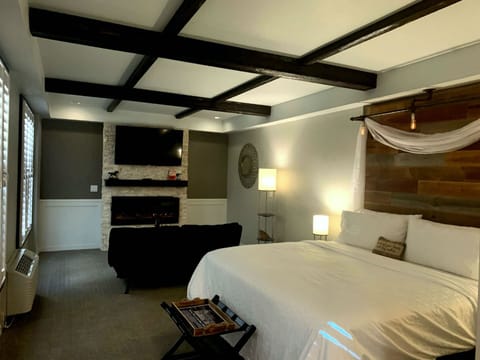 Deluxe Studio Suite | In-room safe, rollaway beds, free WiFi, bed sheets