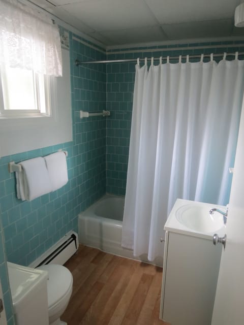Standard Room, 1 Queen and 1 Full Bed | Bathroom | Combined shower/tub, free toiletries, hair dryer, towels