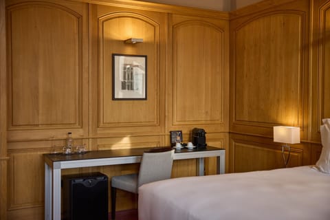 Junior Suite, 1 Bedroom | Bathroom | Free toiletries, hair dryer, bathrobes, slippers