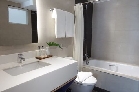 Premiere Deluxe West | Bathroom | Shower, free toiletries, hair dryer, towels