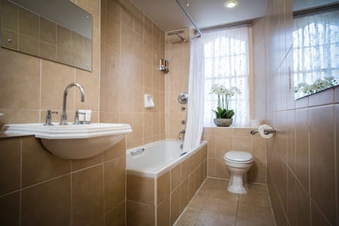 Superior Double Room | Bathroom | Combined shower/tub, free toiletries, hair dryer, towels