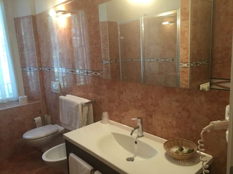 Apartment, 1 Bedroom, Kitchen, Lake View | Bathroom | Combined shower/tub, free toiletries, hair dryer, bidet