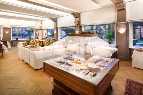 Daily buffet breakfast (EUR 18.5 per person)