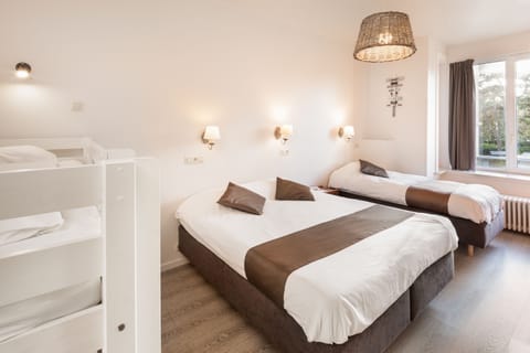 Family Room | Desk, cribs/infant beds, free WiFi, bed sheets