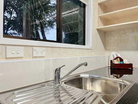 Queen Studio | Private kitchen | Fridge, microwave, stovetop, cookware/dishes/utensils