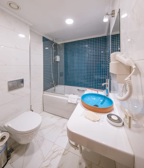 Deluxe Double Room, Balcony | Bathroom | Shower, rainfall showerhead, free toiletries, hair dryer