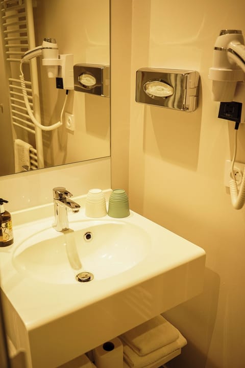 Double Room | Bathroom | Free toiletries, hair dryer, towels, soap