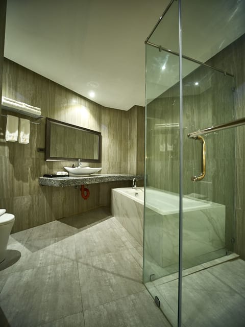 Suite | Bathroom | Shower, slippers, towels