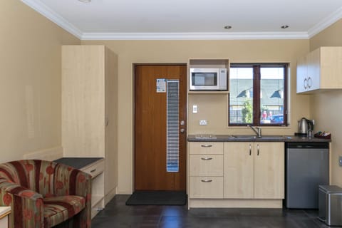 Standard Studio, Accessible | Private kitchenette | Fridge, microwave, stovetop, coffee/tea maker