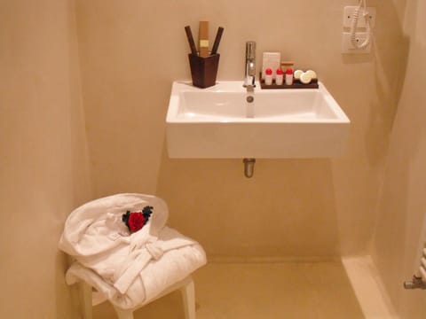 Family Room | Bathroom | Shower, hair dryer, bidet, towels