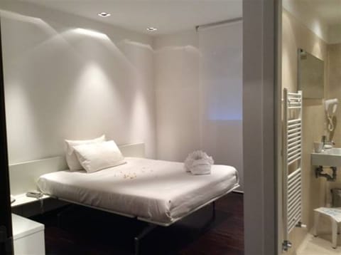 Standard Double Room | Minibar, desk, blackout drapes, free WiFi