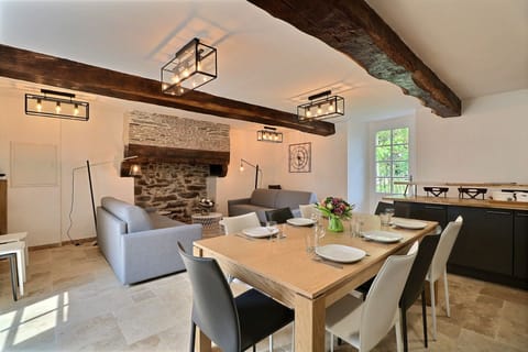 Apartment, 3 Bedrooms (Le TROIS) | Living area | Table tennis, toys, books